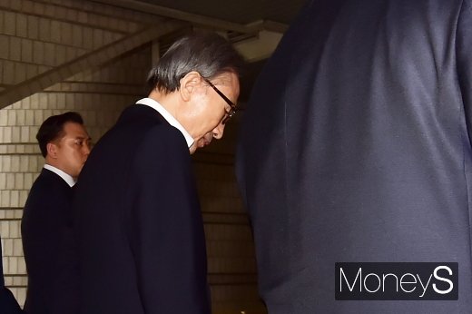 [머니S포토] 고개 숙인 채 법정 들어서는 MB