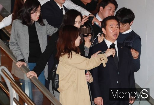 [머니S포토] 취재진 질문 받는 김성태 의원