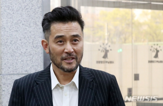 '보복운전 혐의'로 재판에 넘겨진 배우 최민수씨가 1차 공판에 출석하기 위해 서울 양천구 서울남부지방법원으로 들어서며 입장을 밝히고 있다. /사진=뉴시스