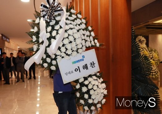 [머니S포토] 고 조양호 회장 빈소로 향하는 이해찬 대표 근조화환