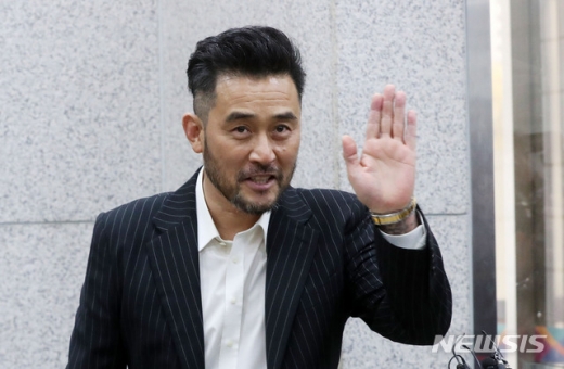  '보복운전 혐의'로 재판에 넘겨진 배우 최민수씨가 1차 공판에 출석하기 위해 서울 양천구 서울남부지방법원으로 들어서며 입장을 밝힌 뒤 손을 흔들고 있다. /사진=뉴시스
