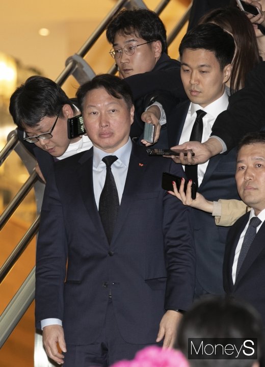 [머니S포토] 질문 세례 받는 최태원 SK그룹 회장