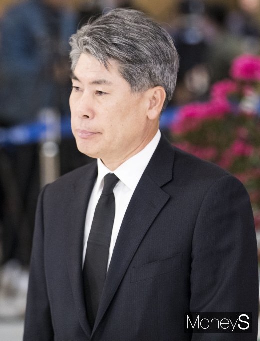 [머니S포토] 빈소 찾은 윤종원 청와대 경제수석