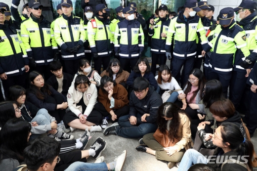 나경원 의원실. 나경원. 한국대학생진보연합. 나경원 자유한국당 의원실을 항의 점거했던 대학생 22명이 경찰에 연행. /사진=뉴시스