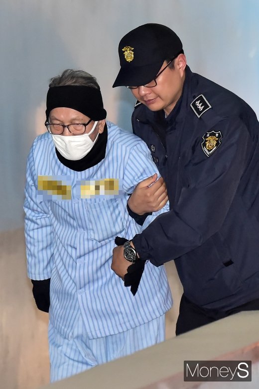 [머니S포토] 화이트리스트 주도 김기춘, 항소심 공판 출석
