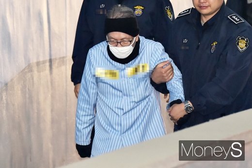 [머니S포토] 어깨 부축받는 김기춘 전 비서실장