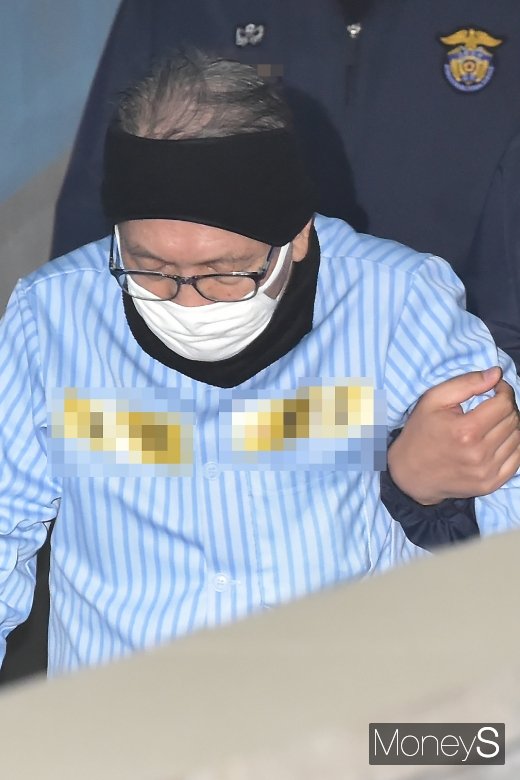 [머니S포토] 항소심 공판 나온 김기춘, 축 처진 어깨