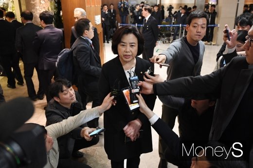 [머니S포토] 고 조양호 빈소 찾은 박순자 위원장