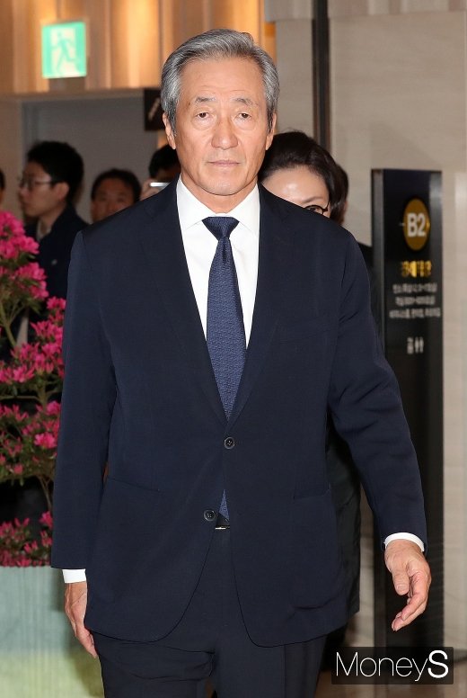 정몽준 아산재단 이사장 12일 서울 서대문구 신촌세브란스병원 장례식장에 마련된 고(故) 조양호 한진그룹 회장의 빈소로 들어서고 있다. /사진=장동규 기자
