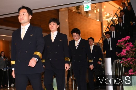 [머니S포토] 조양호 회장 빈소 찾은 대한항공 기장들