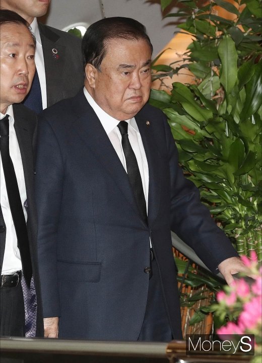 [머니S포토] 문희상 국회의장, 조양호 빈소 조문