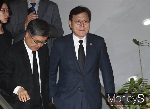 [머니S포토] 조양호 회장 빈소 들어서는 최종구 금융위원장
