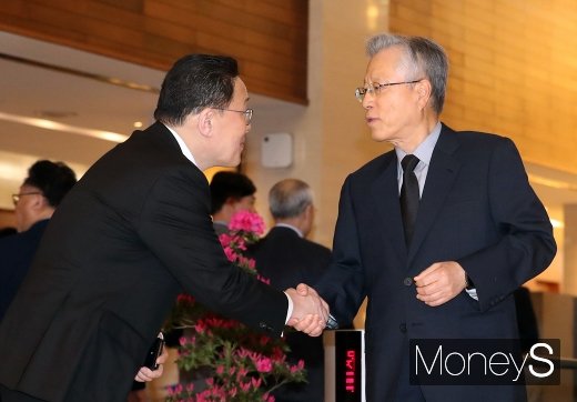 [머니S포토] 이석채 KT 전 회장, 故 조양호 회장 빈소 조문