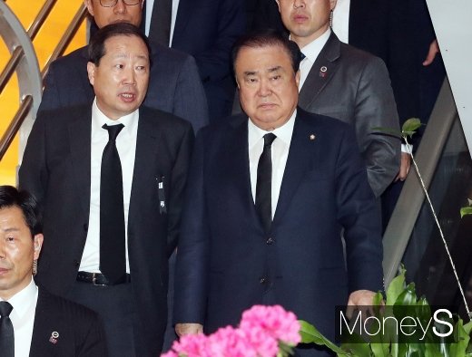 [머니S포토] 굳은 표정으로 빈소 찾은 문희상 의장