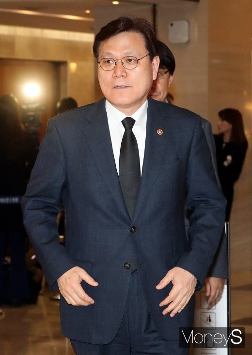 [머니S포토] 최종구 금융위원장, 조양호 회장 빈소 조문