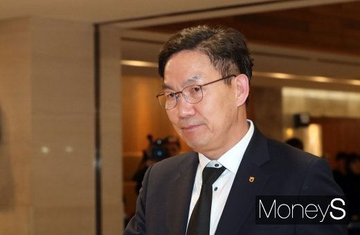 [머니S포토] 고 조양호 회장 빈소 들어서는 이대훈 농협은행장