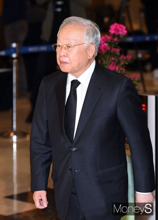 [머니S포토]  손경식 한국경영자총협회장, 故 조양호 회장 조문