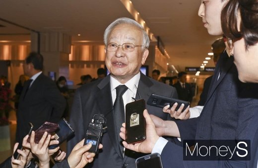 [머니S포토] 취재진 질문 받는 손경식 경총회장