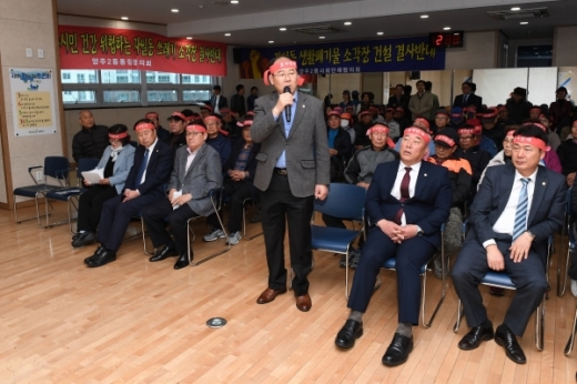 이희창 양주시의회 의장이 자원회수시설 현대화사업 주민설명회 참석해 주민의 반대 의견 전달하고 있다. /사진제공=양주시의회