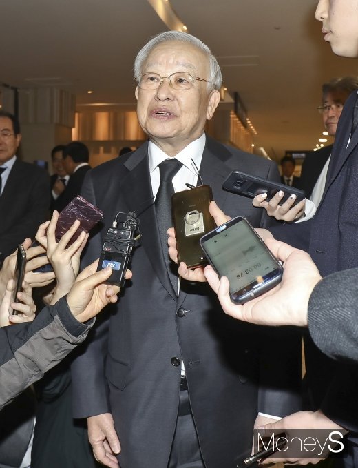 [머니S포토] 취재진 질문에 답하는 손경식 경총회장