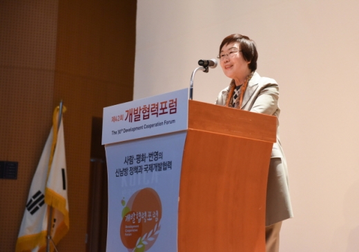 12일 이미경 코이카 이사장이 코이카 제42회 개발협력포럼에서 개회사를 하고 있다. /사진=코이카