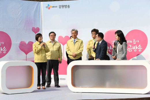 경기도의회 안혜영 부의장(더민주, 수원11)이 12일 강원도 산불로 피해를 입은 이재민을 위해 도의원과 의회사무처 직원이 모금한 성금을 전달했다. / 사진제공=경기도의회