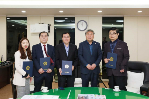 군포시의회(의장 이견행)는 12일 2018회계연도 결산검사위원 위촉식을 열고 위촉장을 전달, 결산검사 준비에 돌입했다고 밝혔다. / 사진제공=군포시의회
