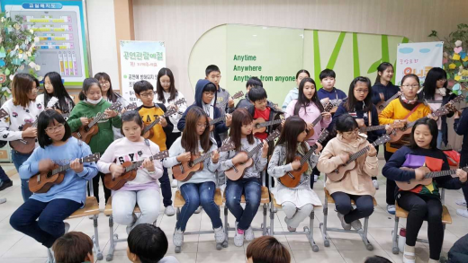 수원시가 관내 초·중·고등학교에서진행하고 있는 ‘1학생 1악기 뮤직스쿨 지원사업’이 학생들에게 좋은 호응을 얻고 있다. / 사진제공=수원시