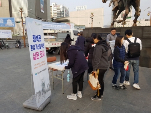 의정부시(시장 안병용)는 지난 4월 6일부터 3일간 의정부시 행복로 일대 상가 점주 및 시민 약 500여 명을 대상으로 환경 개선 만족도 설문조사를 실시했다. /사진제공=의정부시