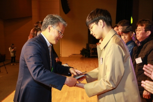 경남농협(본부장 하명곤, 왼쪽)이 지난 12일  ‘2019 대학입학 우수학생 장학금 수여식’에 참석해 장학금 3억원을 지급했다./사진제공=경남농협