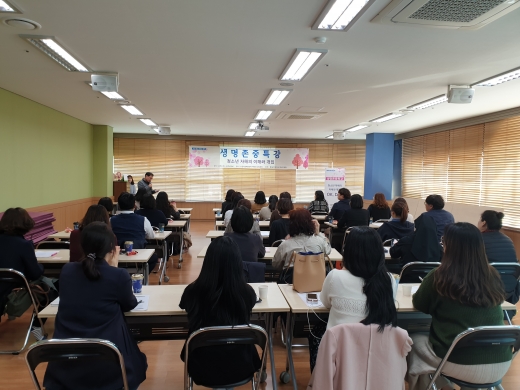 평택시 송탄보건소는 12일 송탄보건소 보건교육실에서 ‘아동청소년 자해의 이해와 개입’에 대한 내용을 교사 및 아동청소년 사업관련자 30여명을 대상으로 생명존중특강을 실시했다. / 사진제공=평택시