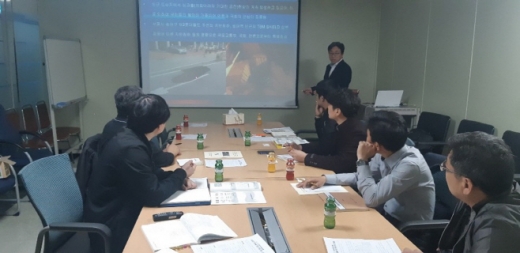 경기도청 소회의실에서 6개 지자체 지하안전관리계획 담당자들이 참여한 가운데 ‘시도 지하안전관리계획 수립방안 마련 간담회’를 개최했다. / 사진제공=경기도