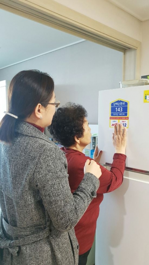 ▲ 긴급 상황 신고용 실내 건물 번호판을 부착 사진. / 사진제공=구리시