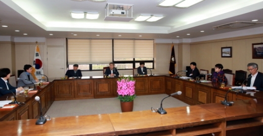 군포·안양·의왕 시의회가 모여 민주화운동기념 관련 조례 제정을 위한 합동 간담회를 진행하고 있다. /사진제공=군포시의회