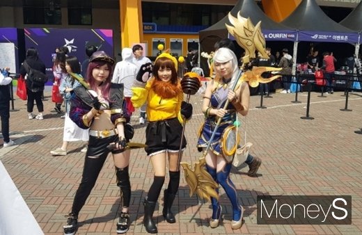 코스튬 플레이어들이 기념사진을 찍고 있다. /사진=채성오 기자