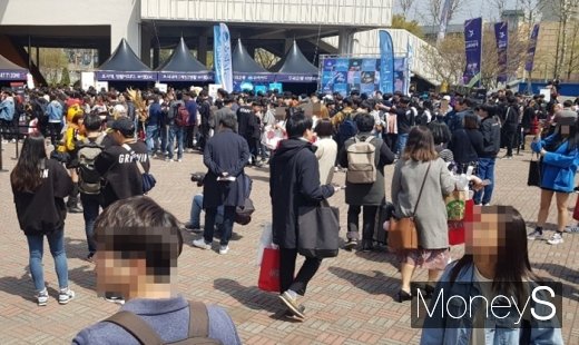LCK 스프링 결승전 현장을 찾은 팬들이 이벤트 참여를 위해 줄을 서고 있다. /사진=채성오 기자