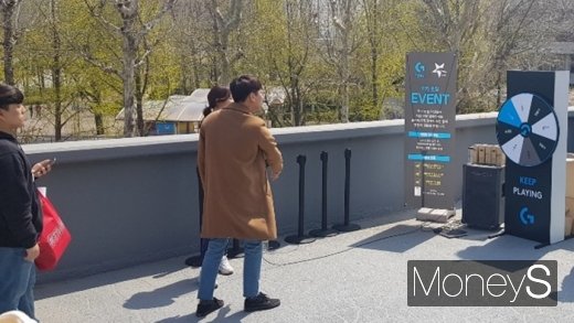 로지텍 이벤트에 참가한 팬. /사진=채성오 기자 
