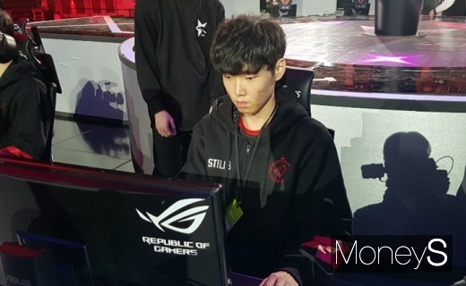 '쵸비' 정지훈이 결승전을 진행하기전 세팅을 하고 있다. /사진=채성오 기자