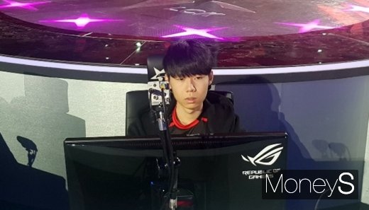 '리헨즈' 손시우가 세팅을 하는 모습. /사진=채성오 기자