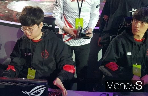 '소드' 최성원(왼쪽)과 '타잔' 이승용이 경기 전 PC세팅을 준비하고 있다. /사진=채성오 기자