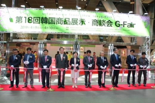 이화순(가운데) 부지사 도쿄 한국상품 전시 G-FAIR 테이프 컷팅식 참석. /사진제공=경기도