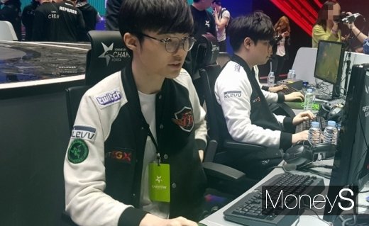 '페이커' 이상혁이 서울 잠실실내체육관에서 열리는 LCK 스프링 결승전을 위해 PC를 세팅하고 있다. /사진=채성오 기자