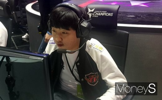 '칸' 김동하가 PC를 세팅하며 결승전을 준비하고 있다. /사진=채성오 기자