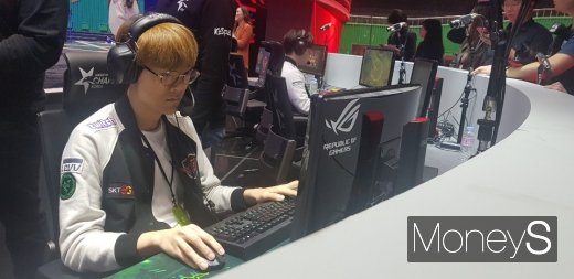 '테디' 박진성이 PC를 세팅하며 결승전을 준비하고 있다. /사진=채성오 기자