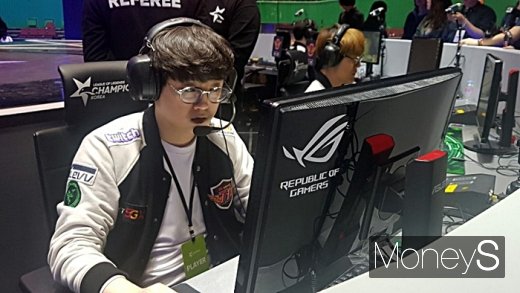 '마타' 조세형이 경기전 PC를 점검하며 몸풀기에 나섰다. /사진=채성오 기자