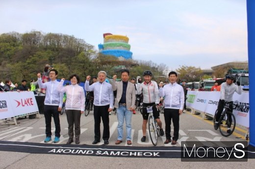 김양호 삼척시장(왼쪽 세번째)과 제임스 최 주한 호주대사(오른쪽 두번째)가 어라운드 삼척 파이팅을 외치고 있다. /사진=박정웅 기자