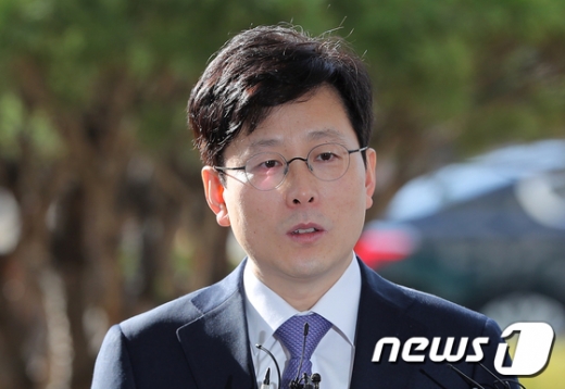 김학의 전 법무부 차관의 '별장 성접대 의혹' 등 사건 관련 재수사를 맡은 검찰 과거사위원회 수사 권고 관련 수사단장 여환섭 검사장이 지난 1일 오전 수사단 사무실이 마련된 서울 송파구 서울동부지검으로 출근하며 취재진의 질문에 답하고 있다. /사진=뉴스1 DB