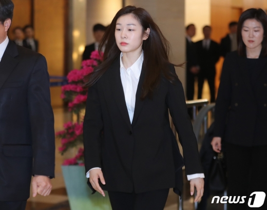 김연아 전 국가대표 피겨스케이팅 선수가 14일 오후 서울 서대문구 신촌세브란스병원 장례식장에 마련된 고 조양호 한진그룹 회장의 빈소에 들어서고 있다. /사진=뉴스1 DB