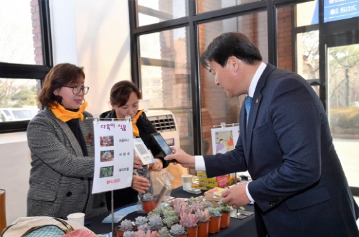 임병택 시흥시장이 지역화폐 모바일시루 가맹점에서 결제를 하고 있다. / 사진제공=시흥시