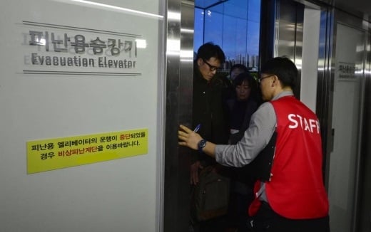 경기도 안전관리실 안전감찰팀은 지난 2월 25일부터 3월 29일까지 의왕시, 고양시 등 10개 시·군 21개 시설의 승강기를 불시 감찰한 결과 모두 38건의 위반사항을 적발하고 시정 조치를 내렸다고 15일 밝혔다. / 사진=머니S DB